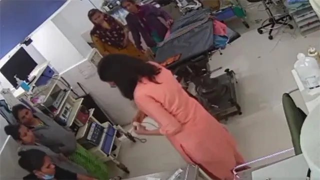 Desi Clinic Room Doctor Showing Her Pussy Group Of Nurses Watching – Indian porn video