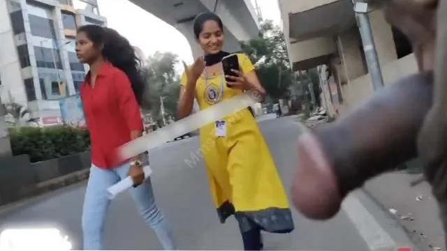 Guy Flash Cock Infront Of College Girls Leak – Indian porn video